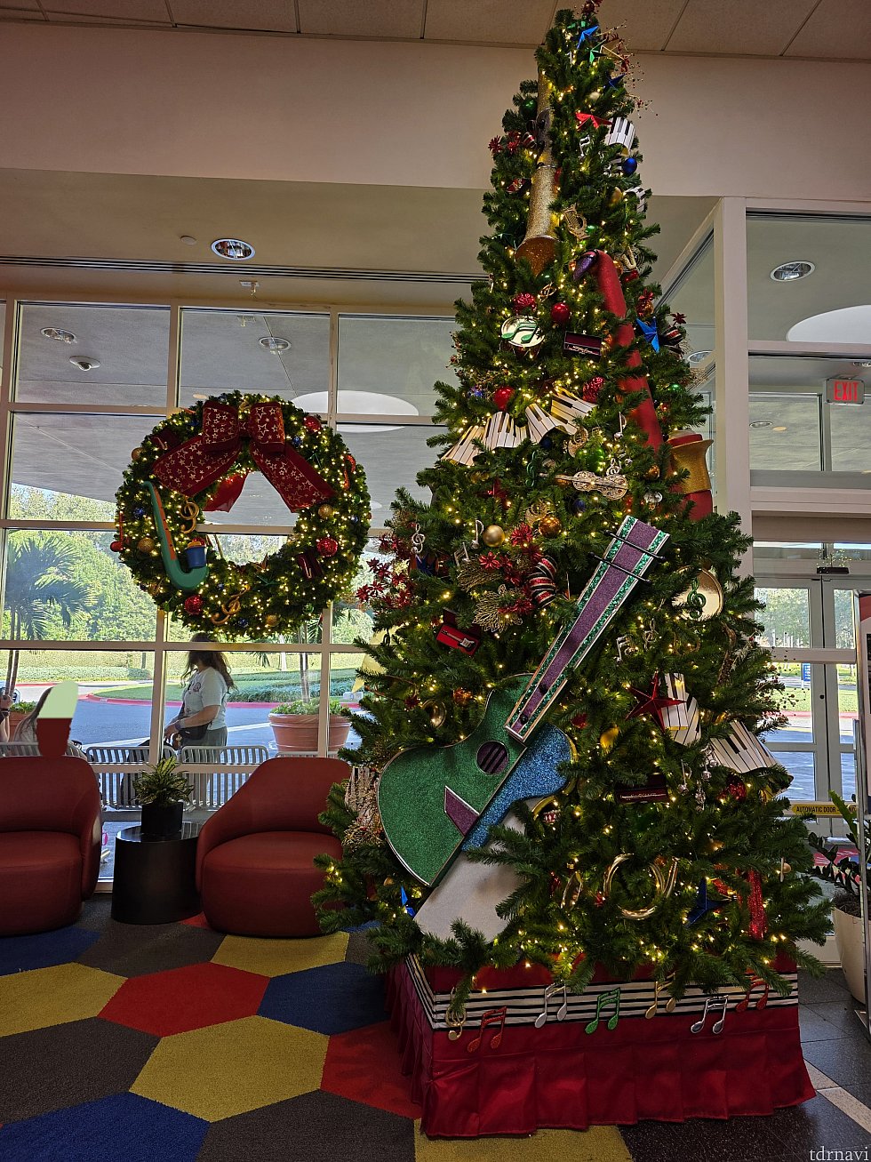 ロビーにはツリーが🎄<br>
ミュージックらしいかざりがかわいい🎸