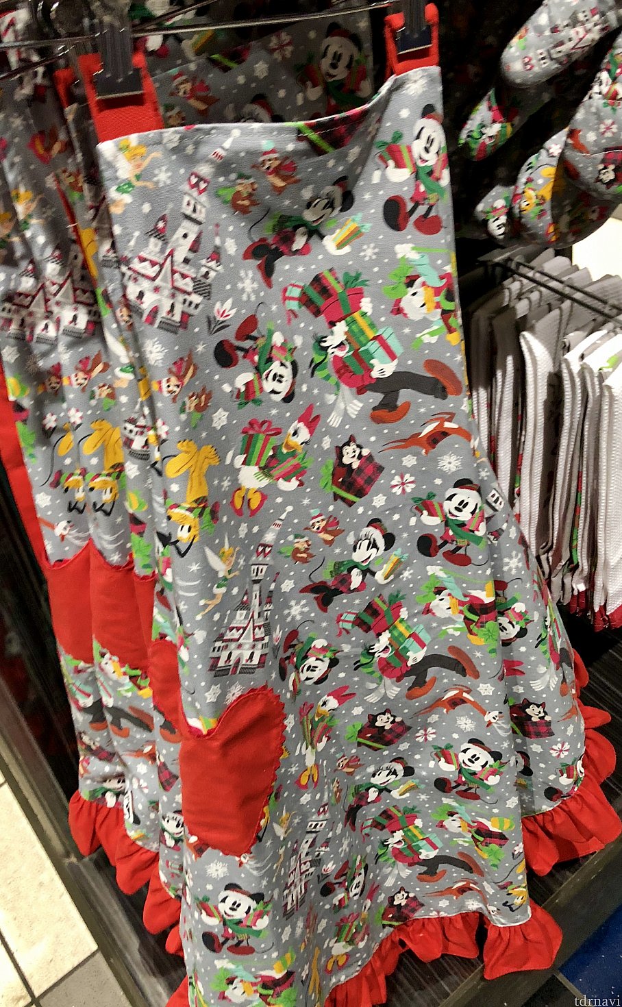 ディズニー&ミッキーのホリデー柄のエプロン。$34.99