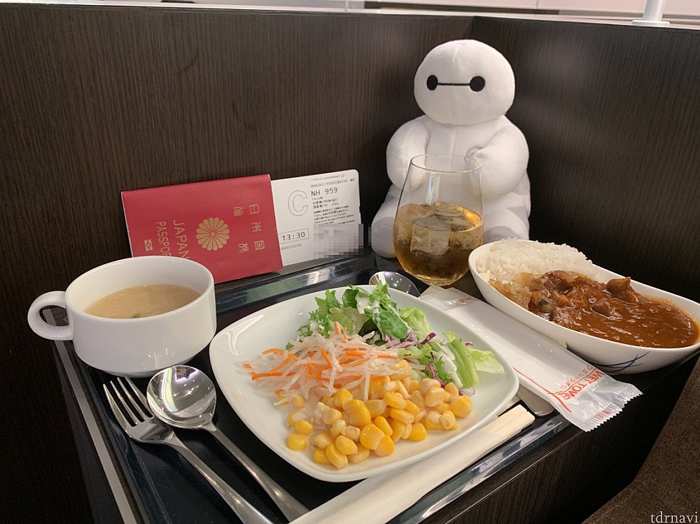 出発前に軽く…
カードラウンジとは違い、お酒もたくさんの種類があります!
チキンカレーも美味しいですが、個人的にはJALのビーフカレーの方が好きです😅