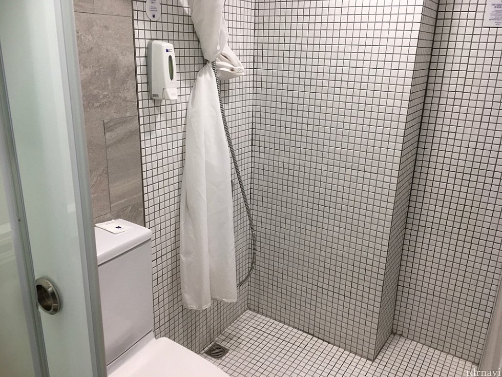 洗面台の奥にトイレとシャワールームがあります。シャワーは長時間使い過ぎにご注意を