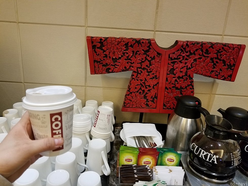 コーヒーサーバーは隣の部屋にありました。持ち帰り用カップもあります。