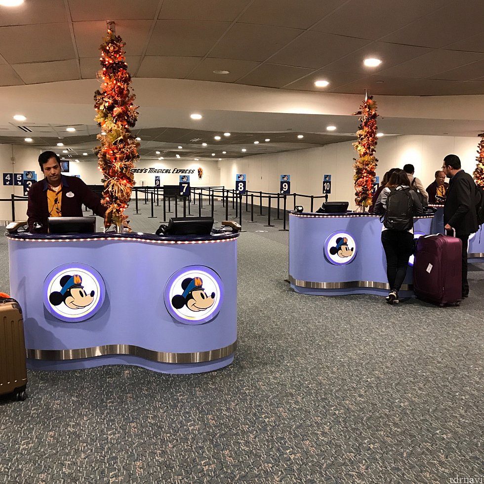 こちらの写真は一番奥にあるWDW行きのマジカルエクスプレスの受付。クルーズのマジカルエクスプレスはここの少し手前のあります。