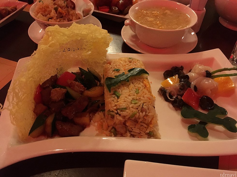 プラザインのハロウィンメニュー!
炒飯に魚卵!照明が暗くて分かりづらかった...