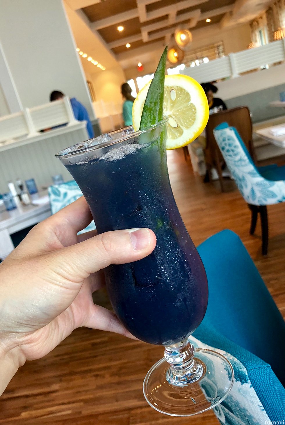 パープルカラーのこのカクテルは、始め酸味が強くて飲みにくかったんですが、時間が経つにつれて美味しく飲みやすくなってきました。最終的には好きになり、多分また注文すると思います。