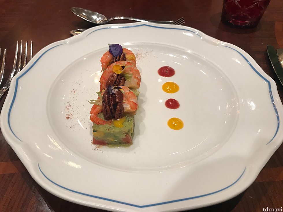 エビとアボカドの前菜。少し不思議な味でした。笑