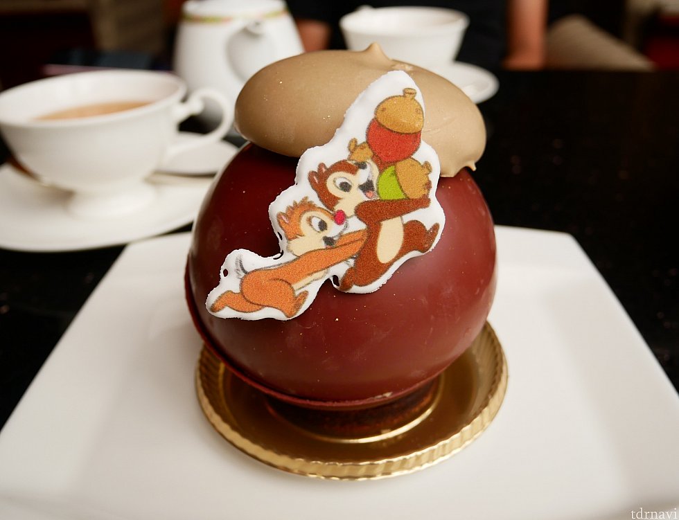 どんぐり型のチョコにチップとデールのプレートが付いています。見た目はとってもかわいい!!!