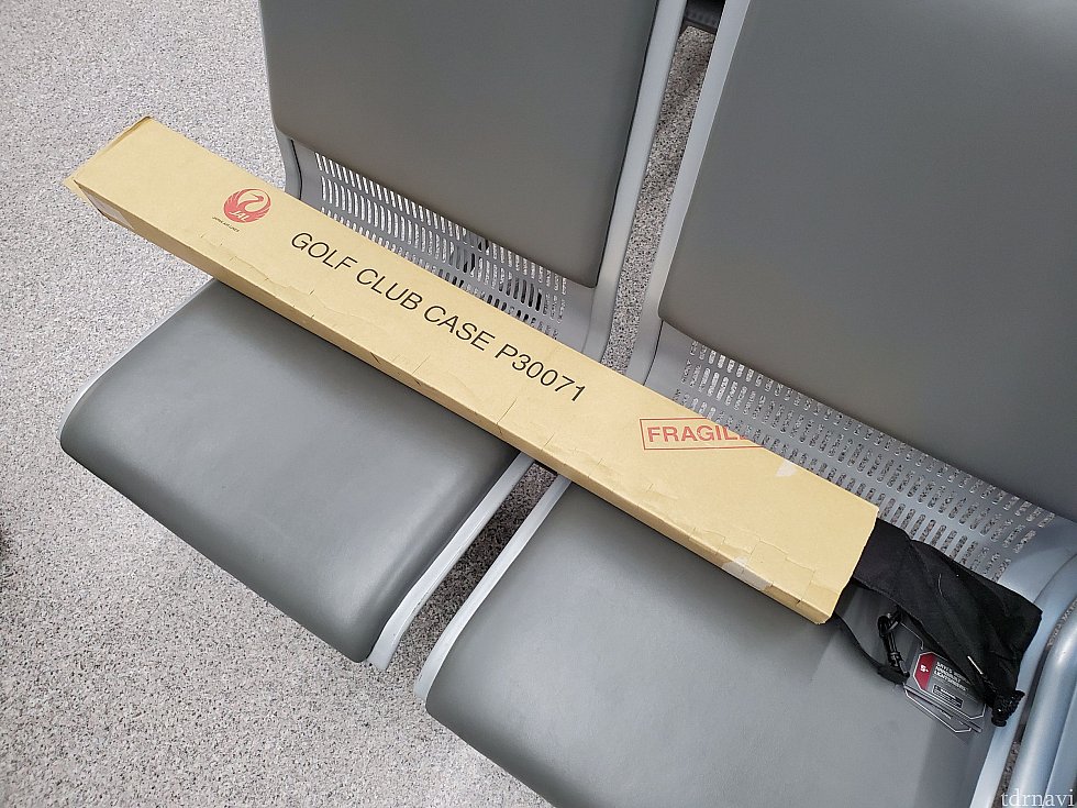 ロスから成田までのフライトではソフトケースのまま機内持ち込みできましたが、成田⇒中部へのフライトで持ち込みNG!というわけで、ゴルフクラブ用の段ボール箱に入れて…