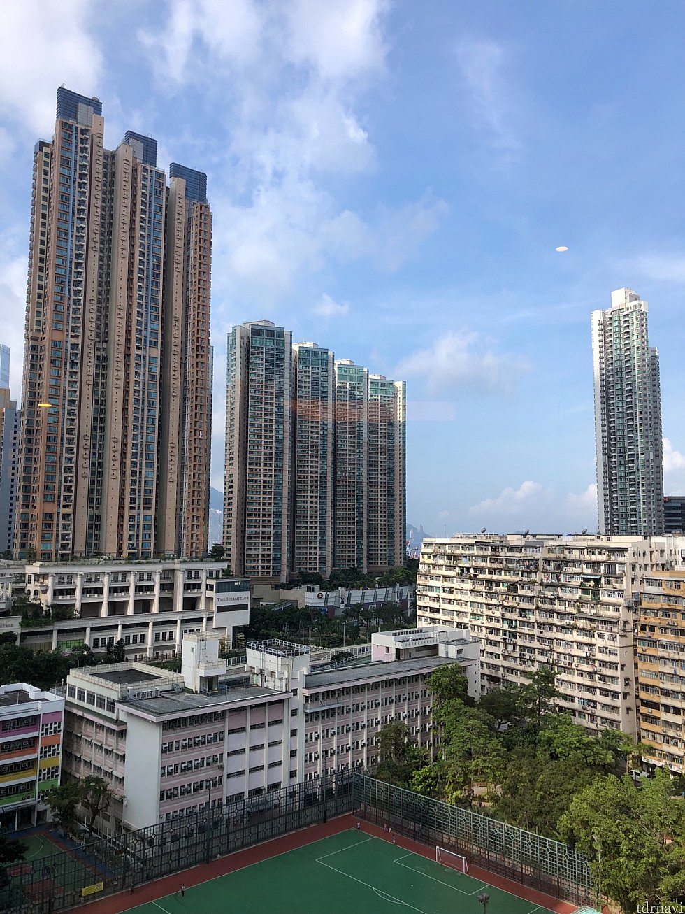 部屋からの眺め。香港島が見えます。