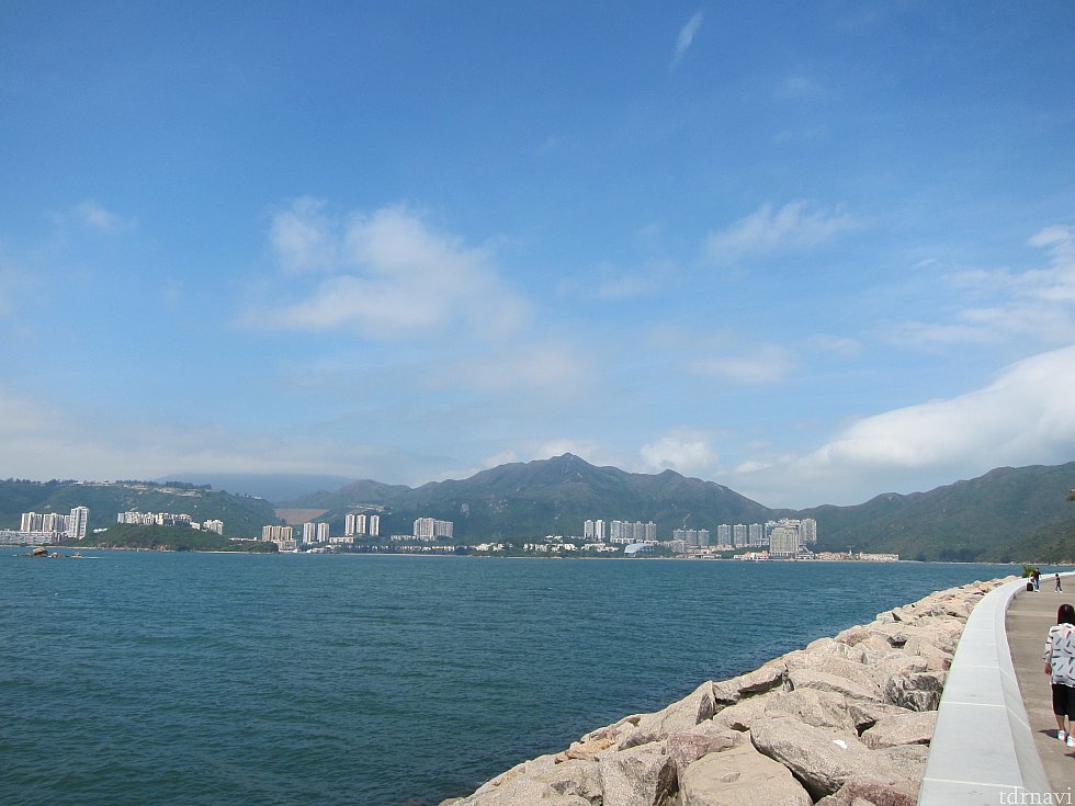 ゲートの外から見える対岸が香港らしい景色です。