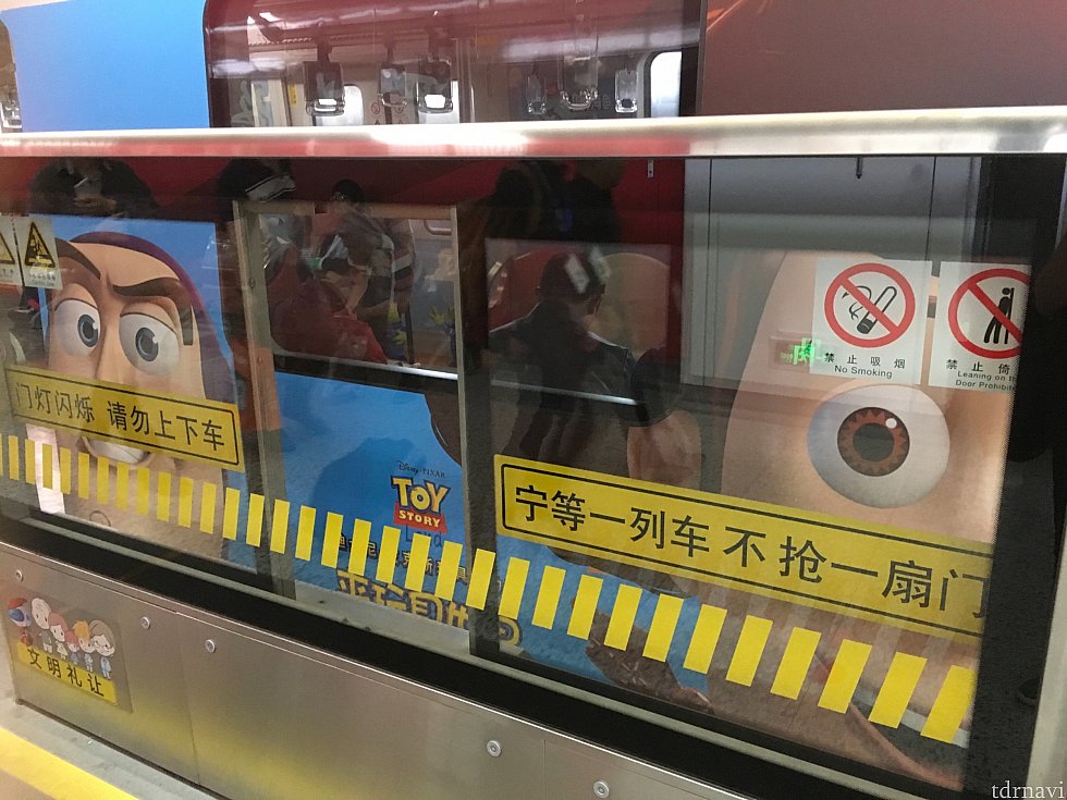 バズとウッディは外で並んでました