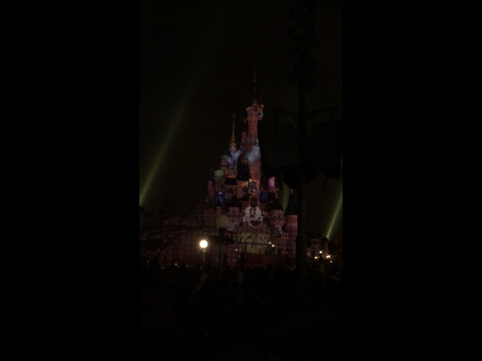 最後に「World Biggest Mouse Party」と出て終了。この5分後に「ディズニー・イルミネーションズ」がスタートします
