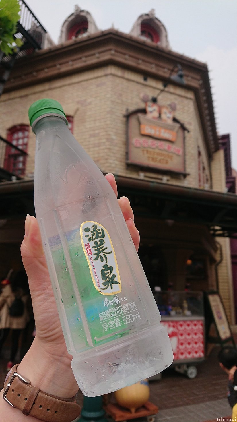 お水も買えます。冷えてるのと常温が選べます。