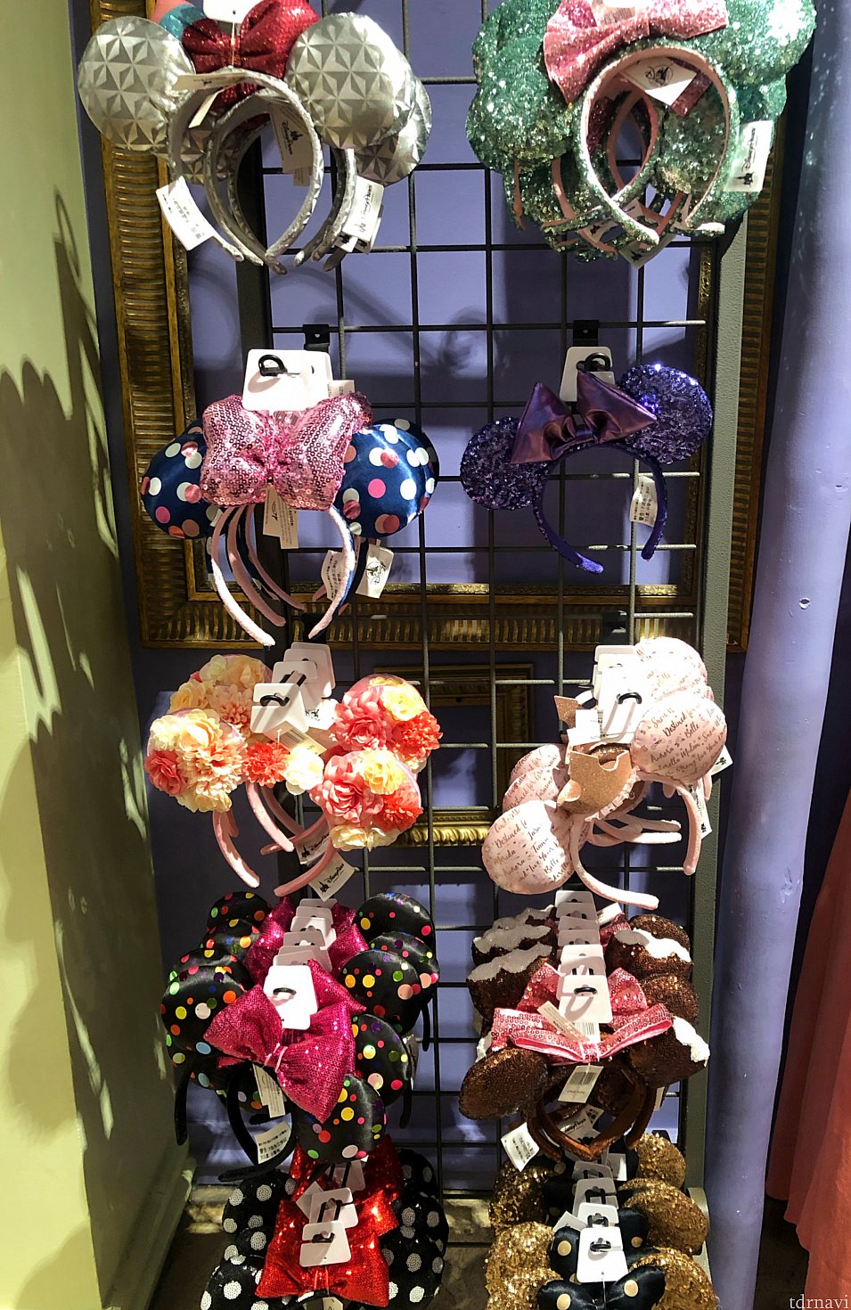 中央左:フラワーたっぷりのカチューシャもかわいいです。
フラワーの右:プリンセスの名前が書かれたプリンセスシリーズ。