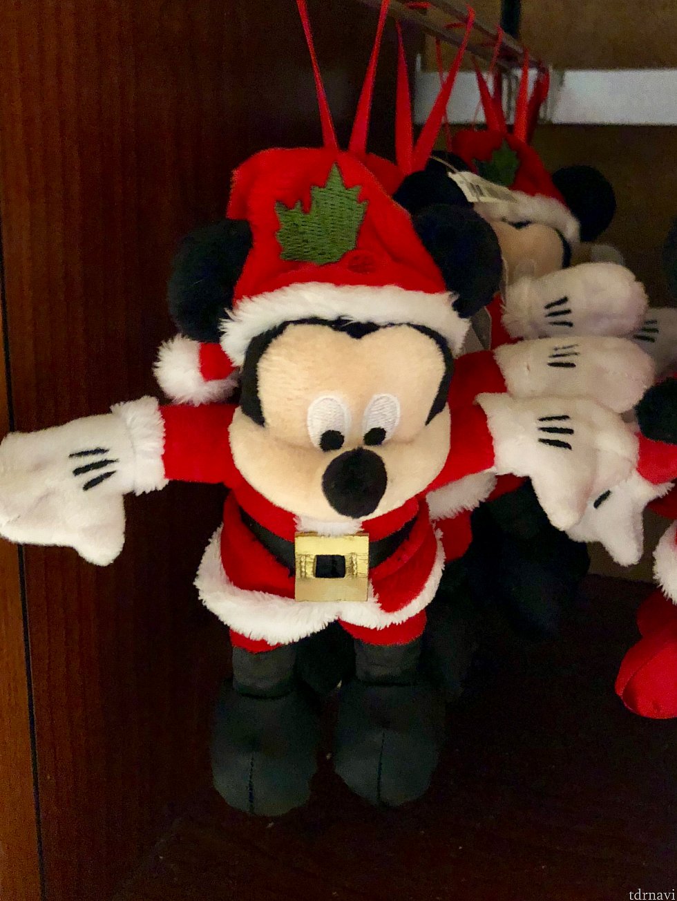 小さめのミッキーのぬいぐるみ。たぶんクリスマスツリーのオーナメント用だと思います。