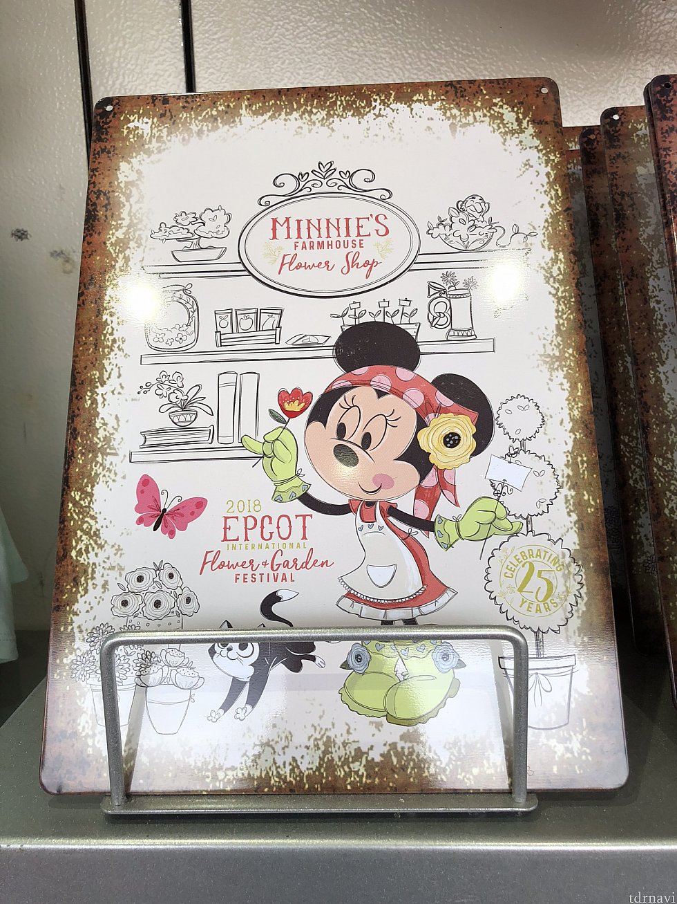 ミニーのフラワーショップが描かれた飾り物ですね。$16.99