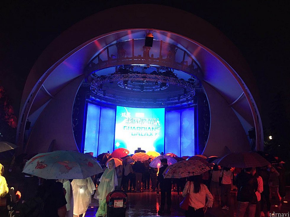 雨の中少なく無いゲストがイベントの始まりを待っています。