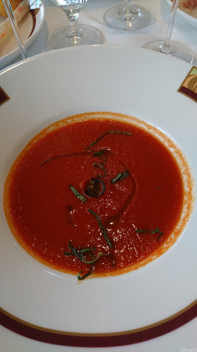 エアルームトマトとバジルのスープです🍅❤️
トマト好きにはたまらない1品です💕