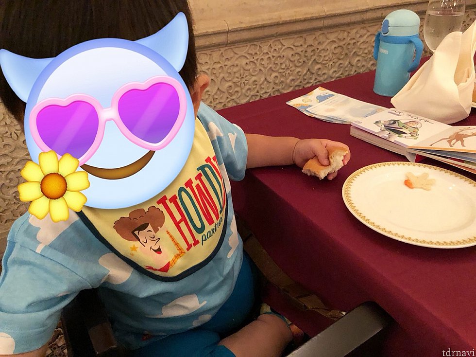 いっぱい走って遊んで探検して
お腹がぺこぺこだったのか
パンがくると絵本を放り投げて
ひたすら食べ続けていた息子。笑