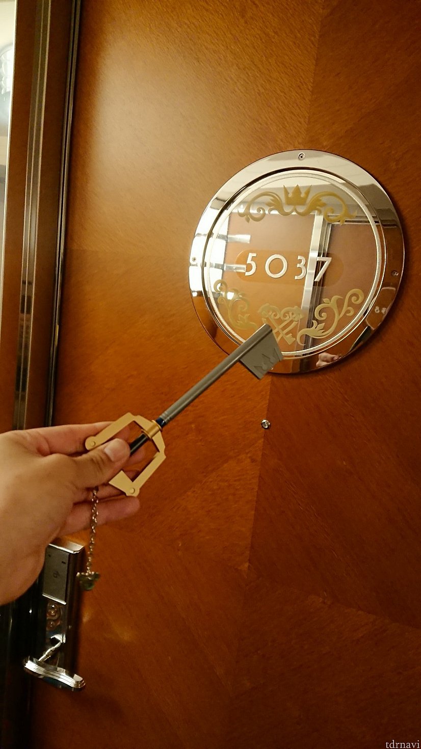 キーの先端がICチップがはいっており、それをかざして開けます。
部屋番号もキンハー仕様!