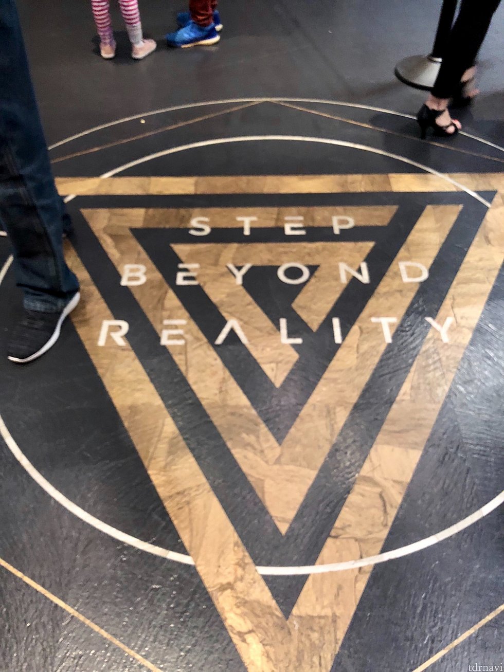 ロビーの床にはStep Beyond Reality「現実の一歩先へ」と。