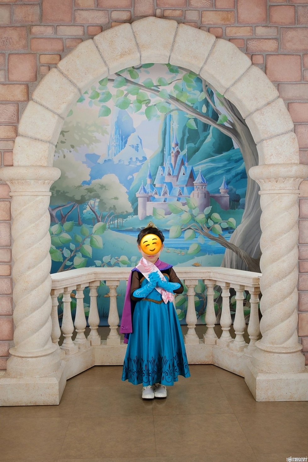 胸の前で手をあわせた、これぞディズニープリンセスポーズ