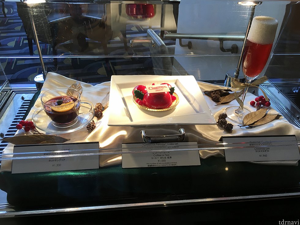 クリスマス期間限定のケーキも惹かれるけど…