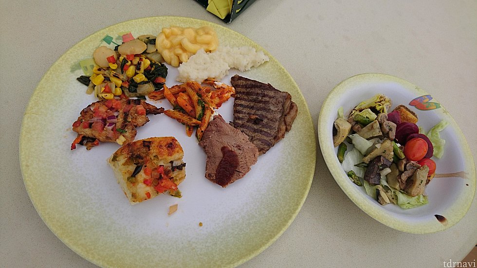 <昼食>
お肉やサラダ、マカロニチーズなどもランチはあります♪