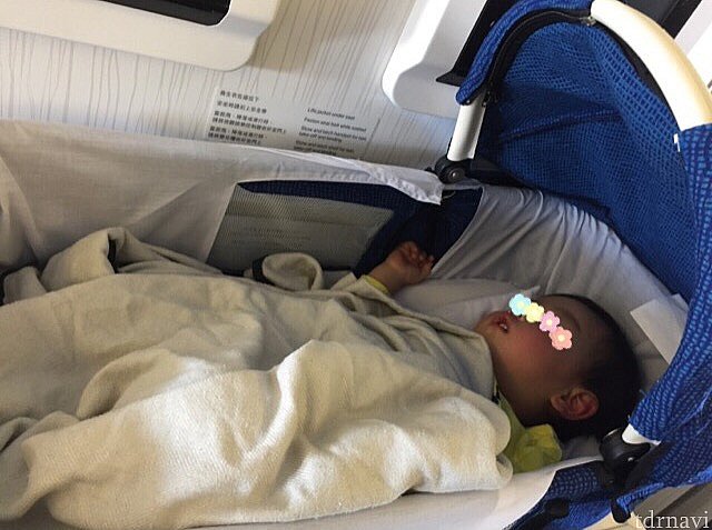 離陸直後に爆睡😴
おかげでゆっくりと機内食を食べることができました!息子に感謝💕