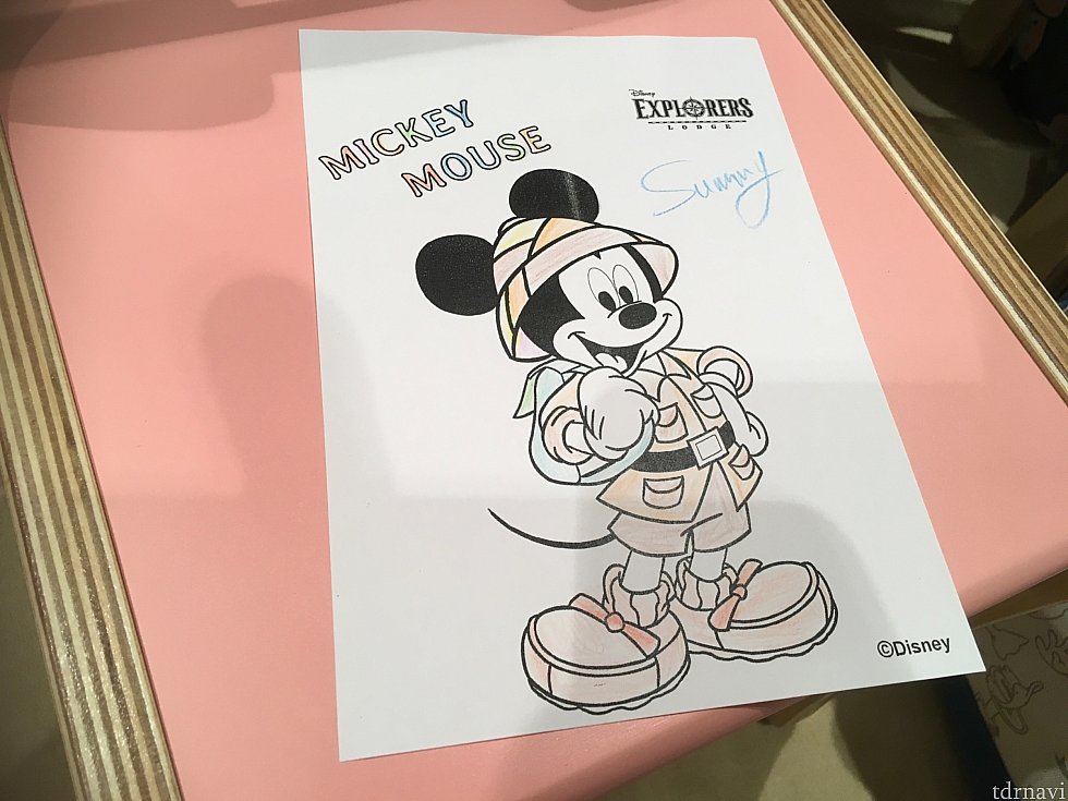 クーピーがかなり硬く、筆圧の弱いわたしにはかなり薄めの塗り絵に…!(爆)。ちなみに塗り絵はミッキー、ミニーなど、10種類から選べます