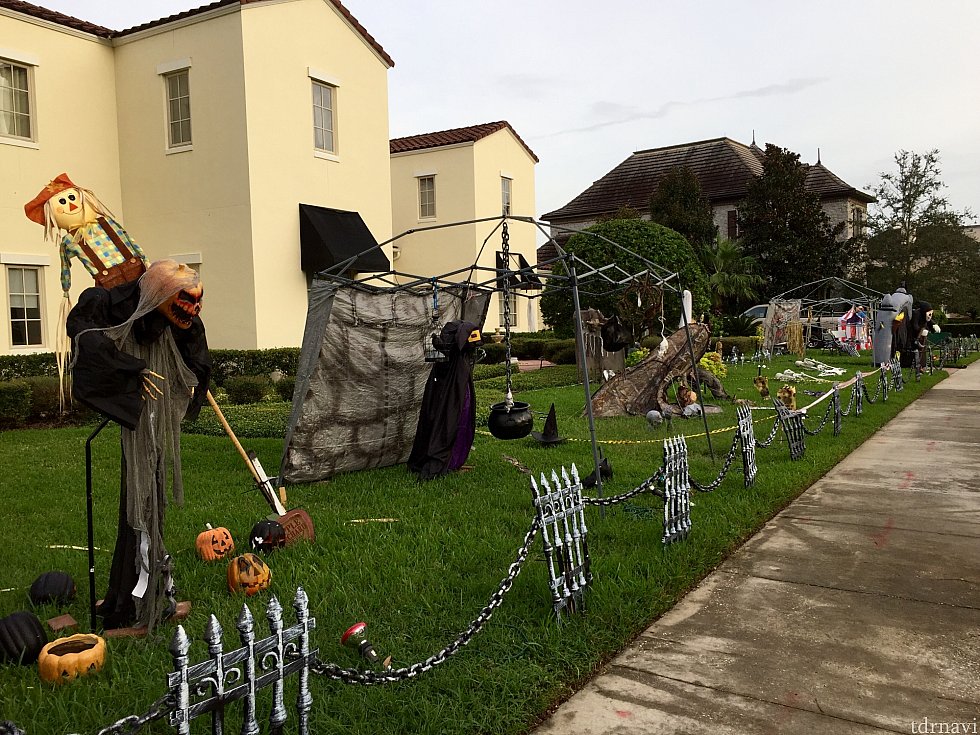 近くの家は大掛かりなハロウィンの仕掛けが。夜になったら凄そうです。ハロウィンやクリスマスシーズンの夜にセレブレーションを訪れると本当に綺麗そうです。