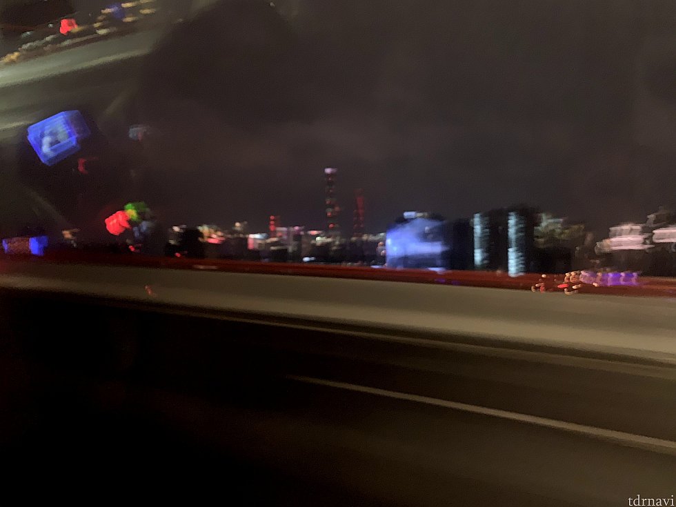 タクシーの車窓から:外灘へ向かっている途中です。