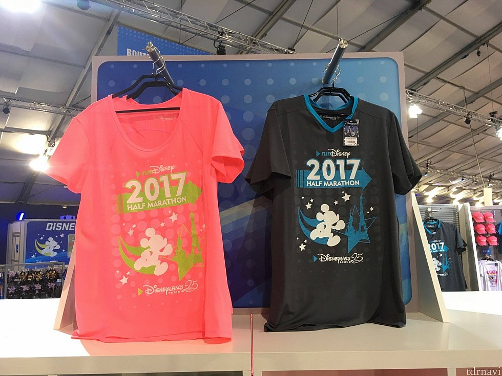25周年を迎えた2017のディズニーランドパリ!な感じが一番出ていたのはこちらのTシャツでした。が、レディースの色がド派手すぎて購入には至らず(・_・`)