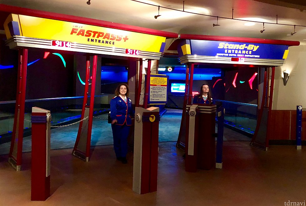 21時以降に狙って来た「Soarin’ Around the World 」10分待ちとありました。イベントのリストバンドを見せて中に入ります。