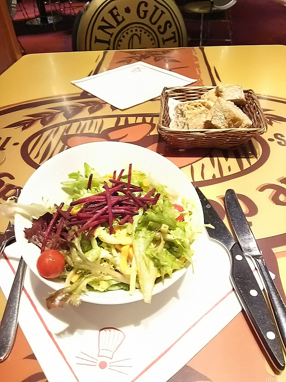 刻みチーズが入ったサラダ