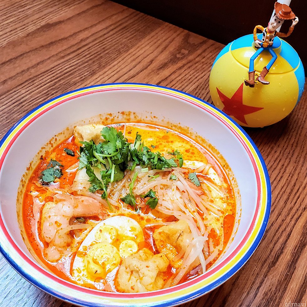 こちらはラクサ。
ちょっと辛いココナッツミルクのスープに太目の麺。ぷりぷりの海老にパクチーが美味い😋