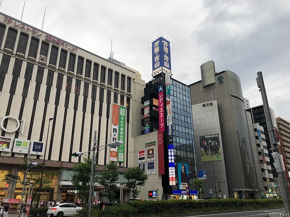 南口丸井を目指してJRAの建物前を左に曲がります。洋服の青山脇の道を直進します。
ミニストップが見えるまで直進します。
ホテルは、ミニストップの前にあります。
