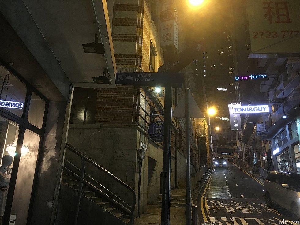 「Peak Tram」は左、という看板が見えたら左に行くのですが…