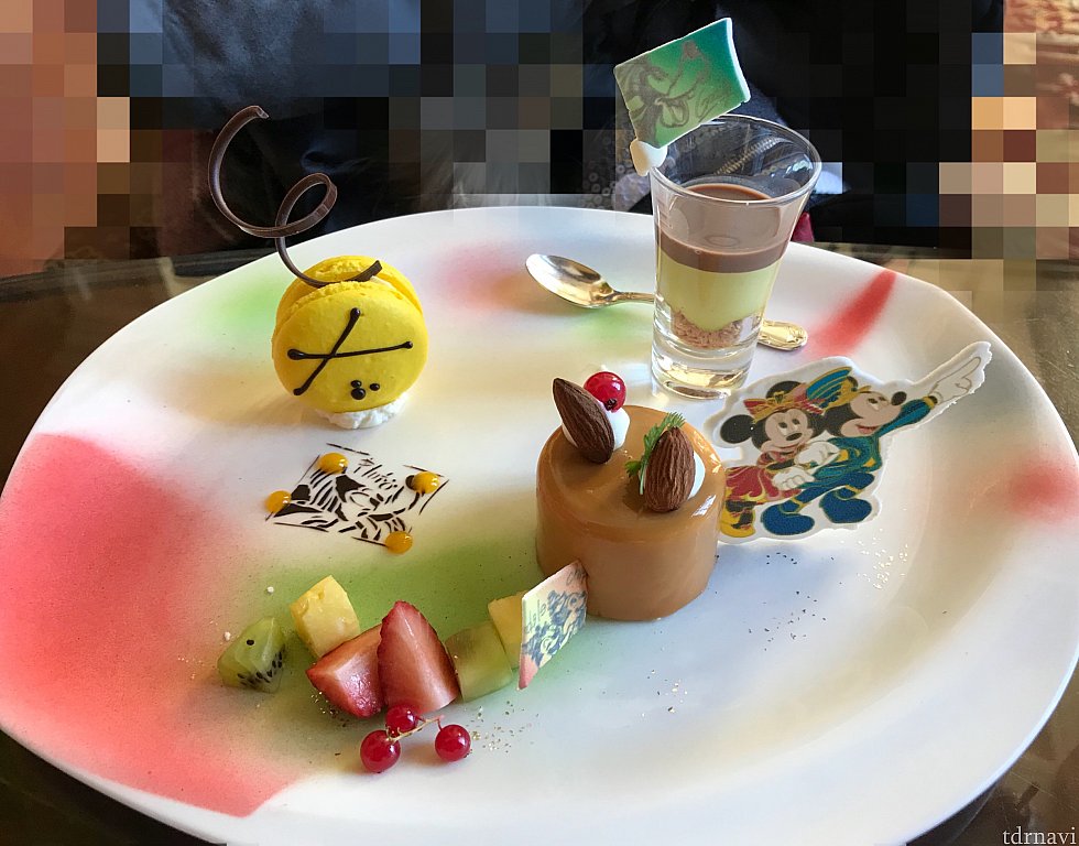 デザートプレート☆
チデのケーキに注目👀✨赤いのは……😁??