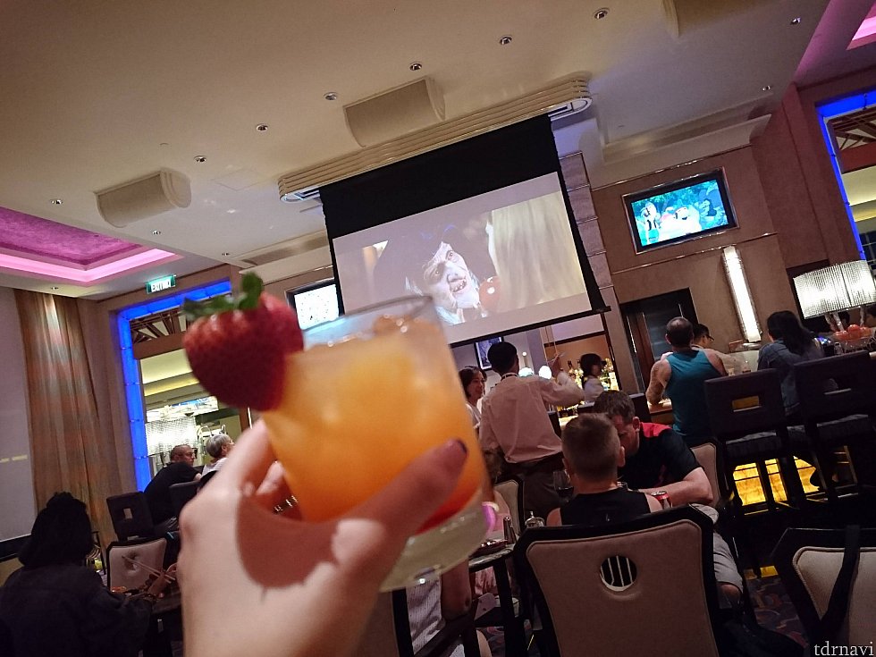 魔法にかけられて、クライマックスシーンですね。左右の小さなテレビではそれぞれアニメが上映してました。
お酒飲みました〜。