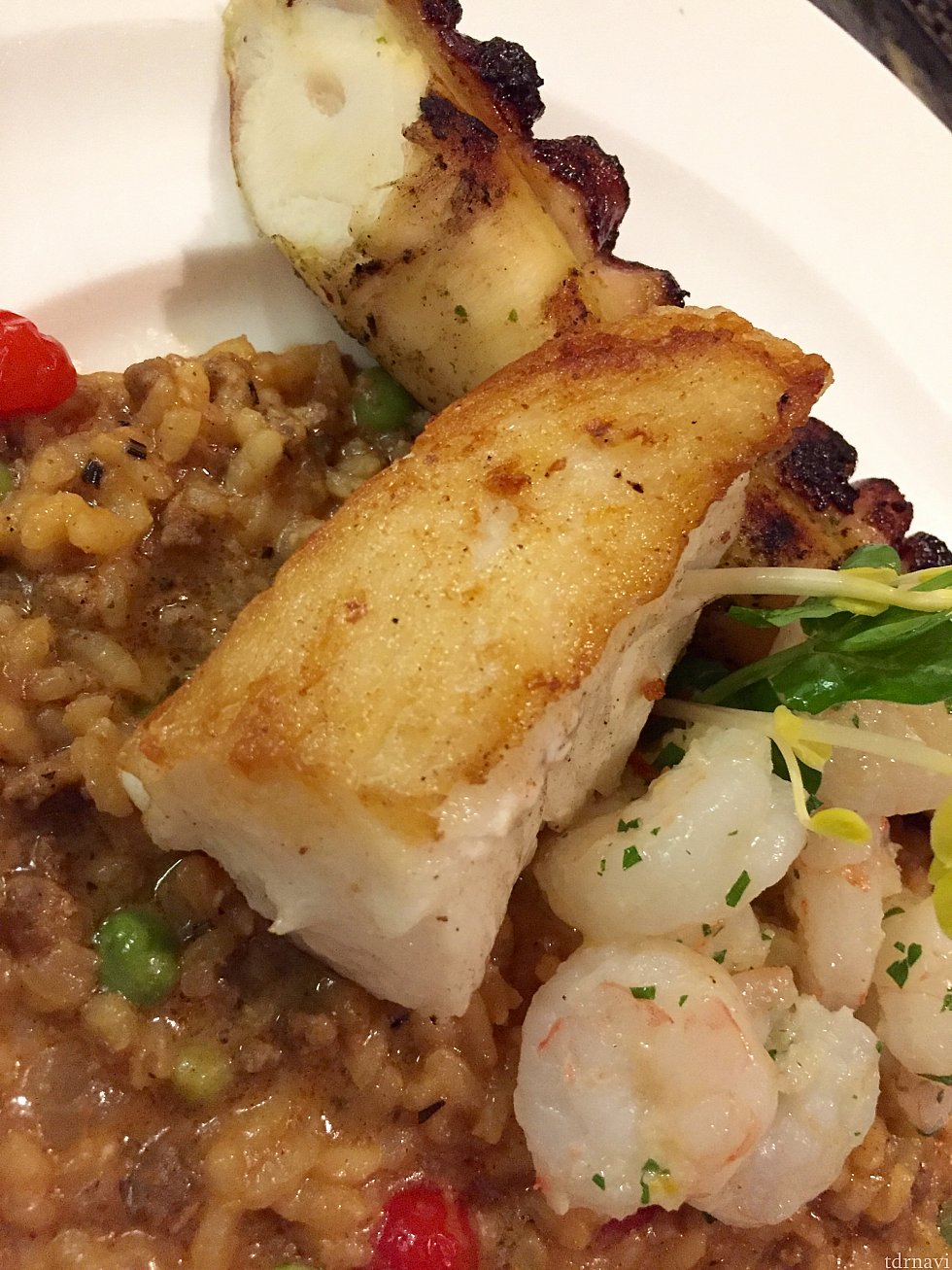 チリ産シーバスは高級魚ですが、味が薄い上にちょっとドライで、もう少し何かソースが欲しかったです。キーウェストシュリンプはサイズもう少し大きくても良かったかな〜。30%割引と言っても元の値段$48ですから…
