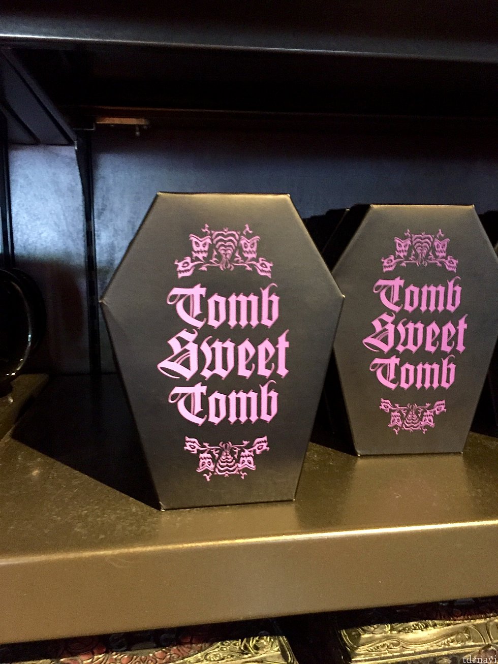 この言葉の通常バージョンは「Home Sweet Home」です。ホーンテッドマンションだと「Tomb (お墓)」がスイートホームなんですね。4つのコースターが入っているようです。$24.95