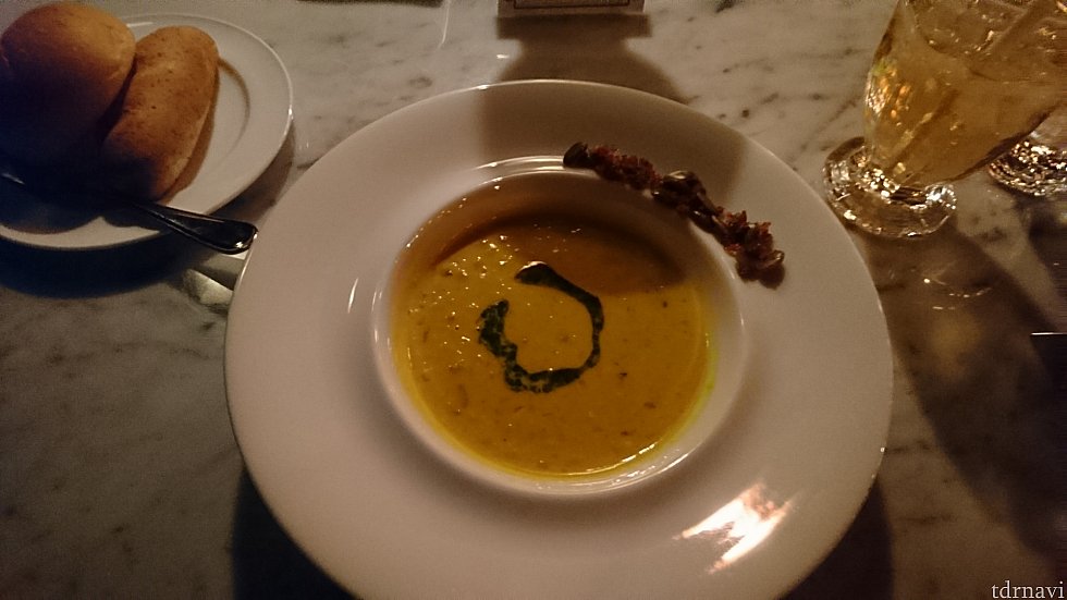 前菜はかぼちゃのクリームスープ。ピーナッツバターの風味でコクがあり、ダイス状のかぼちゃが入っていて、以外とボリュームがあります。好みでパンプキンシードとスパイスを入れます。