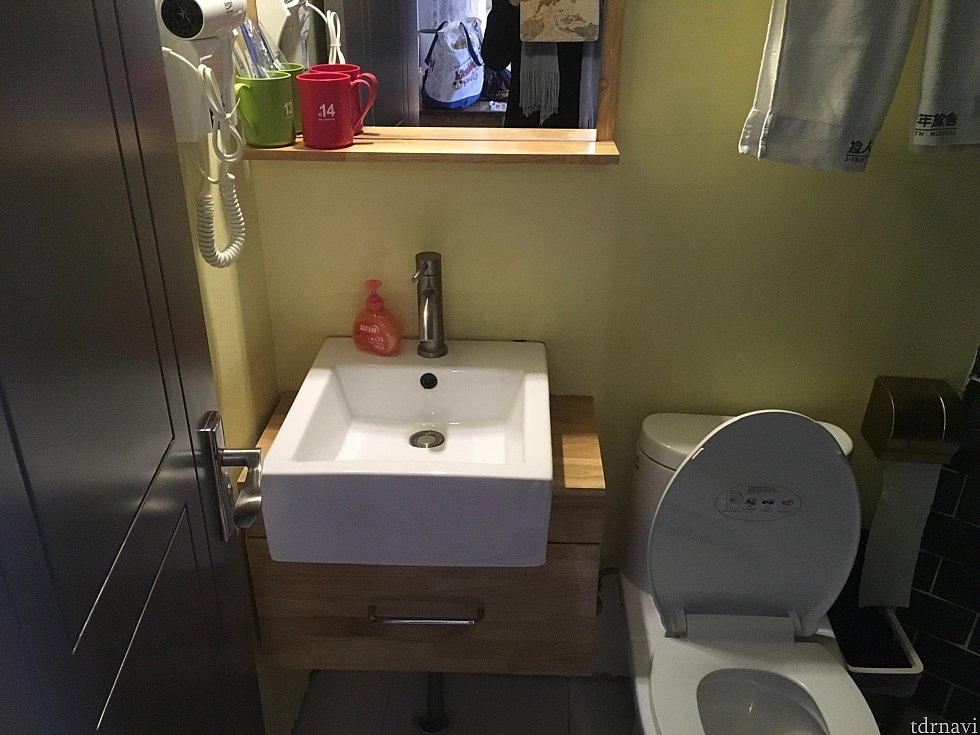 洗面台とトイレ。トイレが詰まってしまい、直してもらうのを依頼しましたが、フロントの人は中国語しか通じず…。ドキドキしましたが、戻ったら直っていて一安心でした