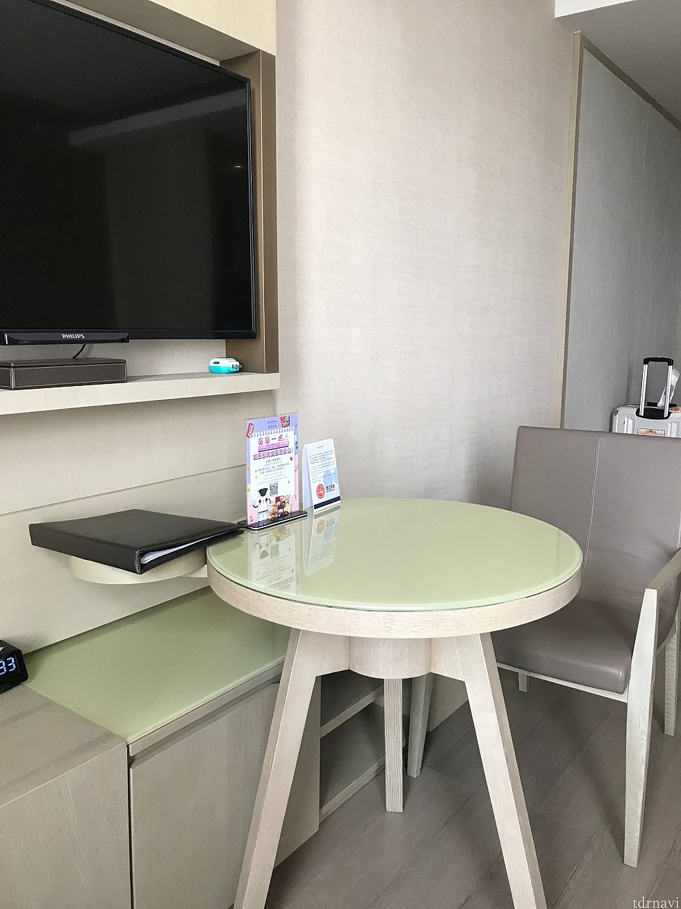 テーブルと椅子、テレビ。