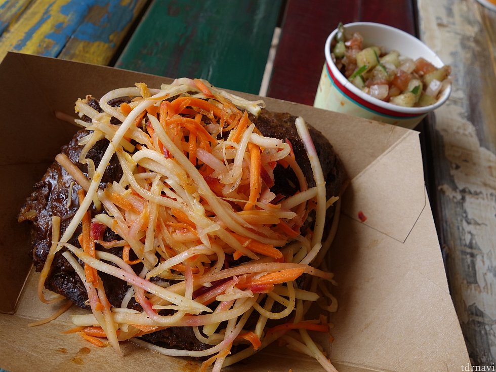 3軒目:Spice-rubbed KARUBI RIBS with Green Papaya-Carrot Slaw and a Chickpea,Cucumber,and TomatoSalad