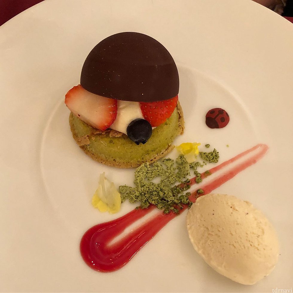 〜ピスタチオのパン・ド・ジェンヌ、バニラアイスクリーム添え〜
ドルチェはピスタチオをメインに作られていて
とても素敵なコースでした✨