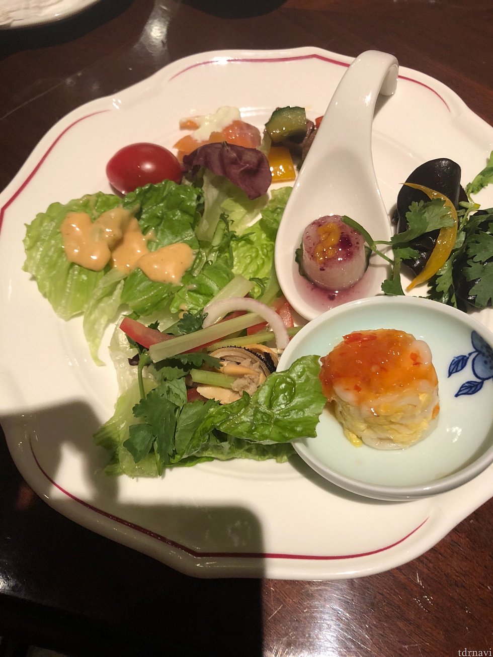 サラダの野菜が少ないです。レタスとトマトだけ