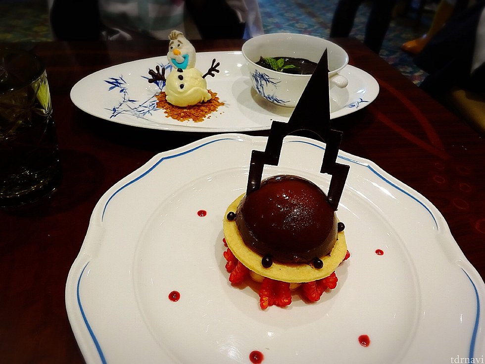 奥のオラフはレギュラーメニューのデザート。手前がハロウィンメニューです。