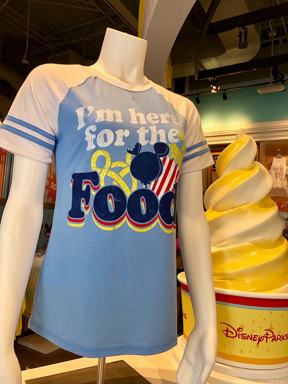 アパレル系もあります。色合いが夏らしくてきれいなTシャツ。訳すと「スイーツの為にパークに来ています。」アトラクションやグリーティング目的では無い人用ですね。(笑) $34.99