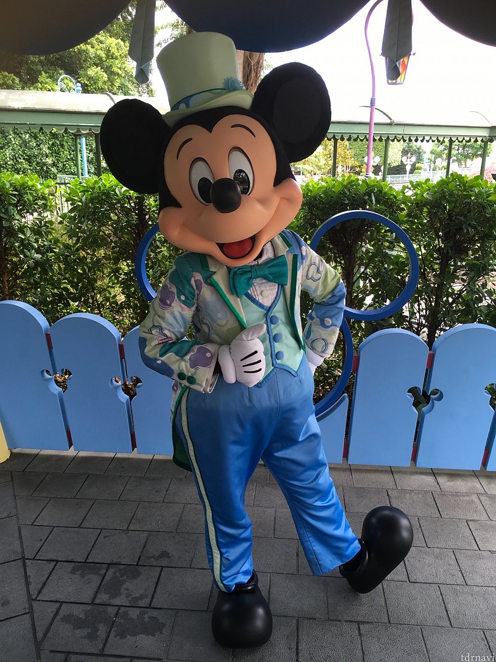 そして翌日。11時過ぎに来ると、またしてもミッキーが!3組ぐらいしか待っていないぐらいの余裕感です